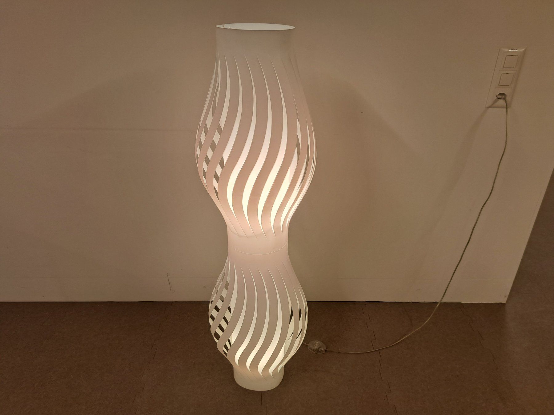 Lampade: Plastik- Design Lampe/ Stehlampe Wohnzimmer – Usato da Belp venduto da deal-now