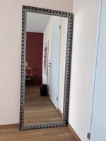 Spiegel gross, mit silbernen Ornamenten