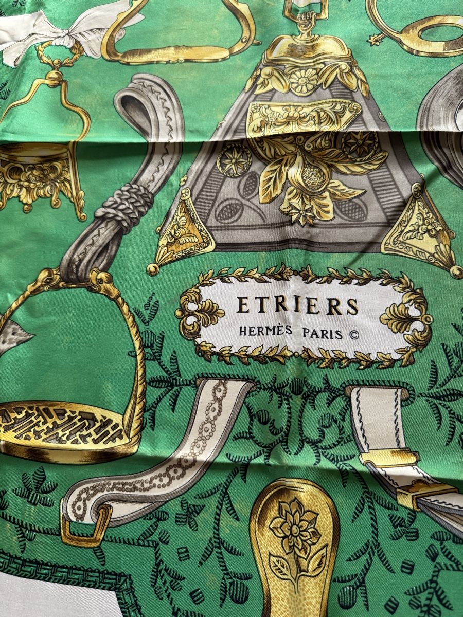 Hermès Foulards, Tücher & Schals: Carré Hermès Etriers en soie – Gebraucht aus Vésenaz von Angela.C3 3