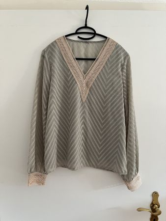 Damen Bluse Langarm V-Ausschnitt Grösse M neuwertig