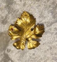 Vintage Schalclip goldenes Blatt mit rotem Glitzerstein