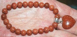 Armband F-951 – Goldener Sandstein mit Herz – 17,5 cm elast.