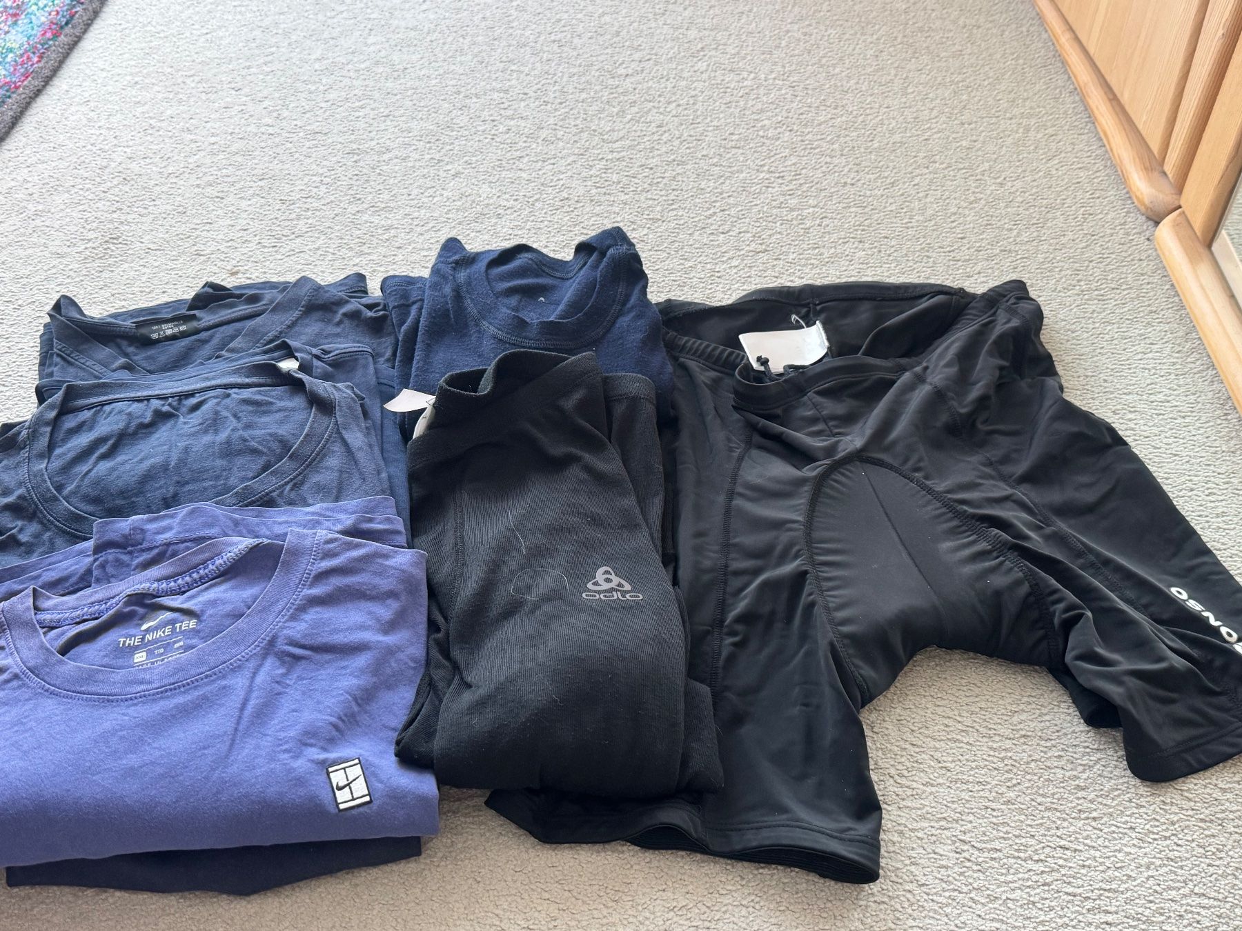 Kleiderpakete: Velohose, Skiunterhose, Tshirt – Gebraucht aus Au ZH von amr_qc67