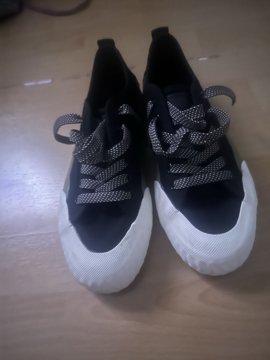 Scarpe da donna: Sneakers black white laces size unknown used – Usato da Oberglatt ZH venduto da benedita871682