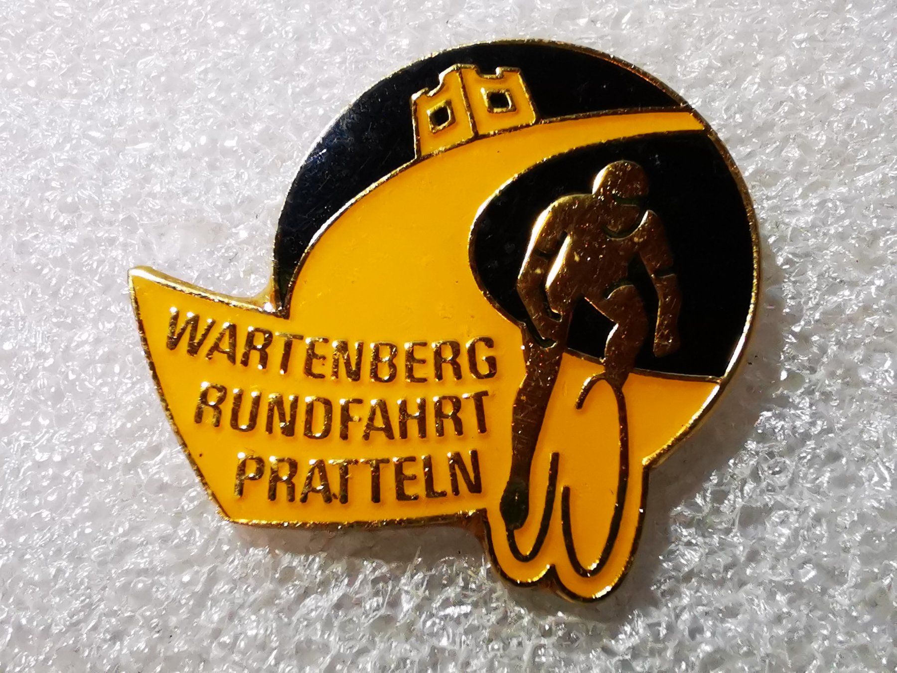 Placchette & Badge: Ansteckpin 27: Wartenberg Rundfahrt Pratteln – Usato da Oppligen venduto da Pin-Fall-Shop