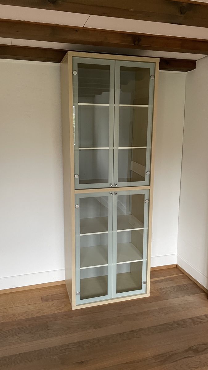 Ikea Vitrines: Vitrine hell Holzoptik mit Glastüren – D'occasion à Rheineck par 5element