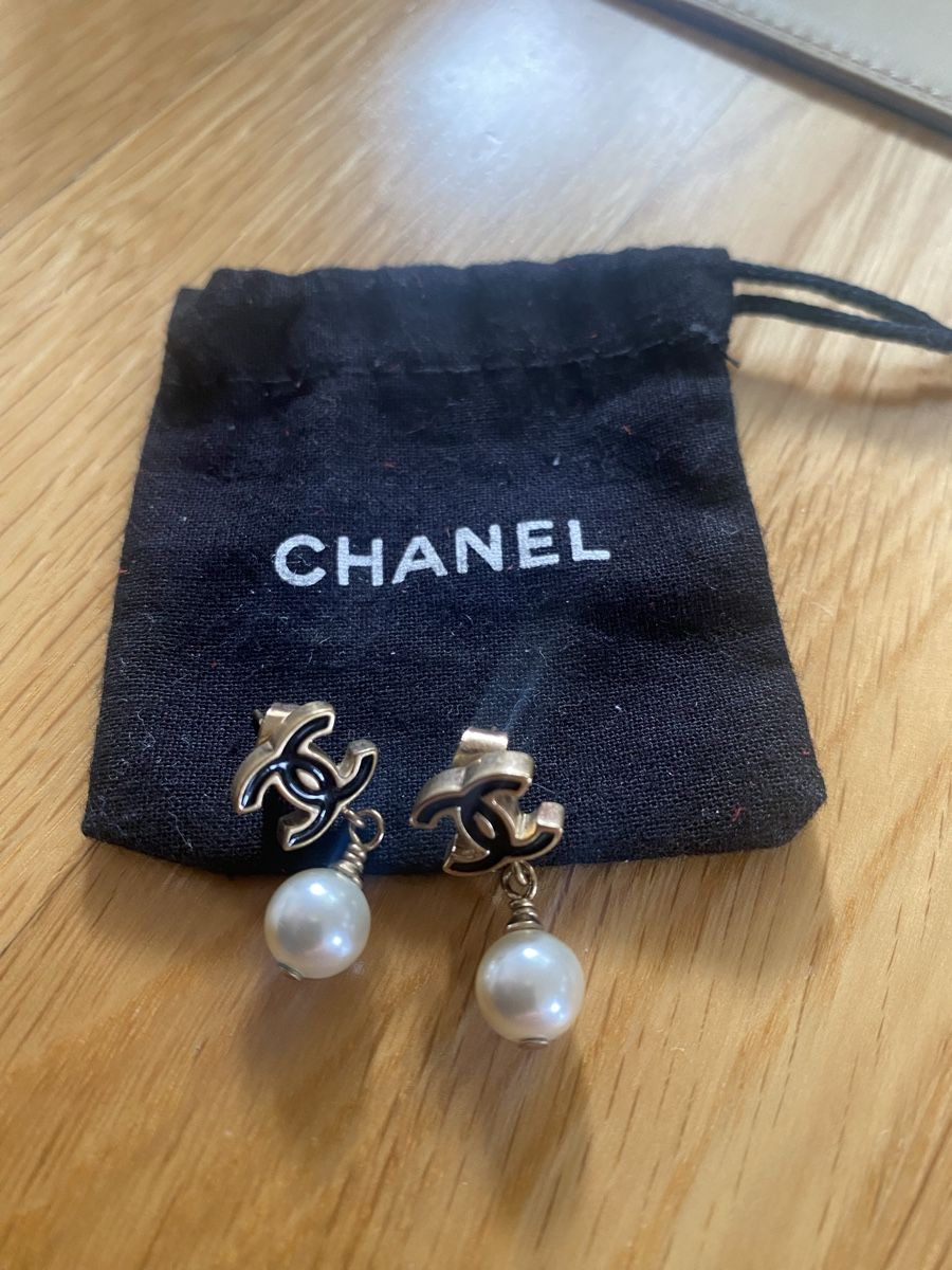 Chanel Ohrringe & -stecker: Chanel Earrings Gold plated with Pearl Drop. – Neu (gemäss Beschreibung) aus Herrliberg von non_5qdb