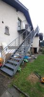 Treppe mit beidseitigem Geländer. Höhe 407cm