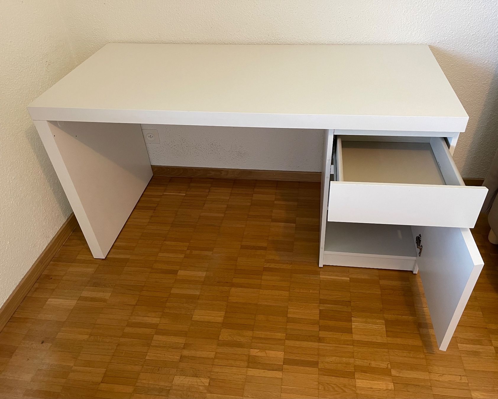 Ikea Scrivanie: Schreibtisch, weiß, 140x65 cm – Usato da Kriens venduto da jon_k2nw 1