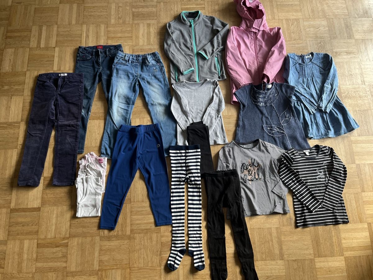 Kleiderpakete & -sets: Schöne Mädchenkleider Herbst/Winter 116 – Gebraucht aus Bern von bet_576q