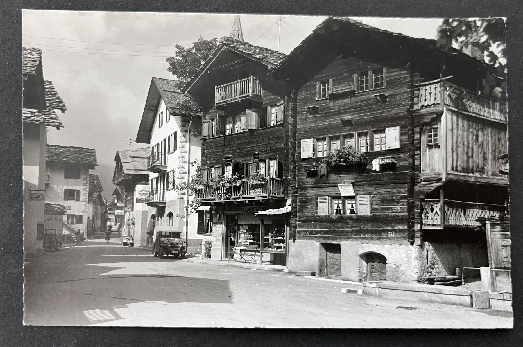 Cartoline postali: Evolène Dorfstrasse, Alimentation, Restaurant, Old.Auto – Usato da Ostermundigen venduto da DaxKarten-75
