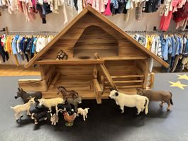 Holzstall mit Tieren