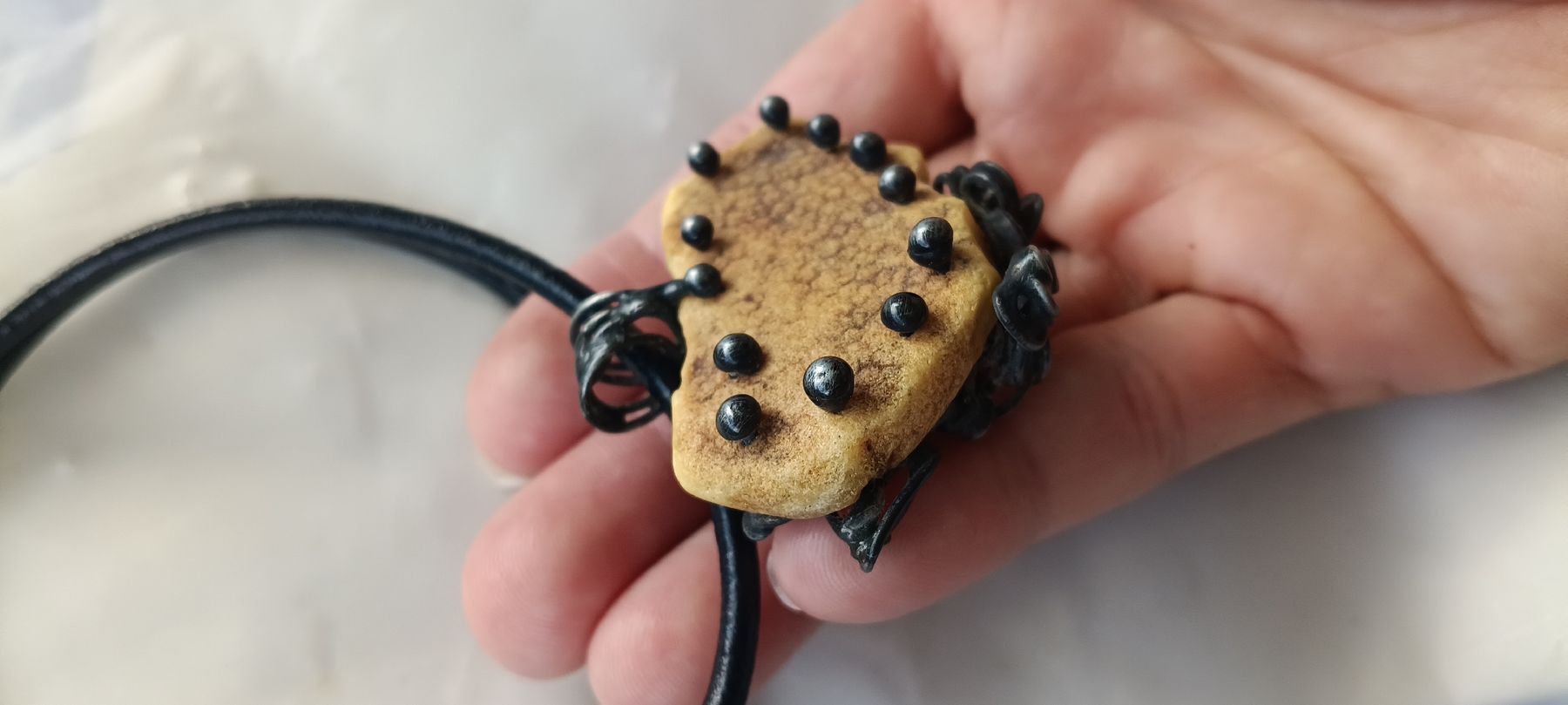 Ciondoli: Baltic amber leather, sterling silver handmade necklace  – Nuovo e nell'imballaggio originale da Zürich venduto da cat_9cvz 3