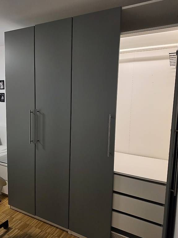 Schränke: Kleiderschrank modern – Gebraucht aus Riehen von Denovi 1