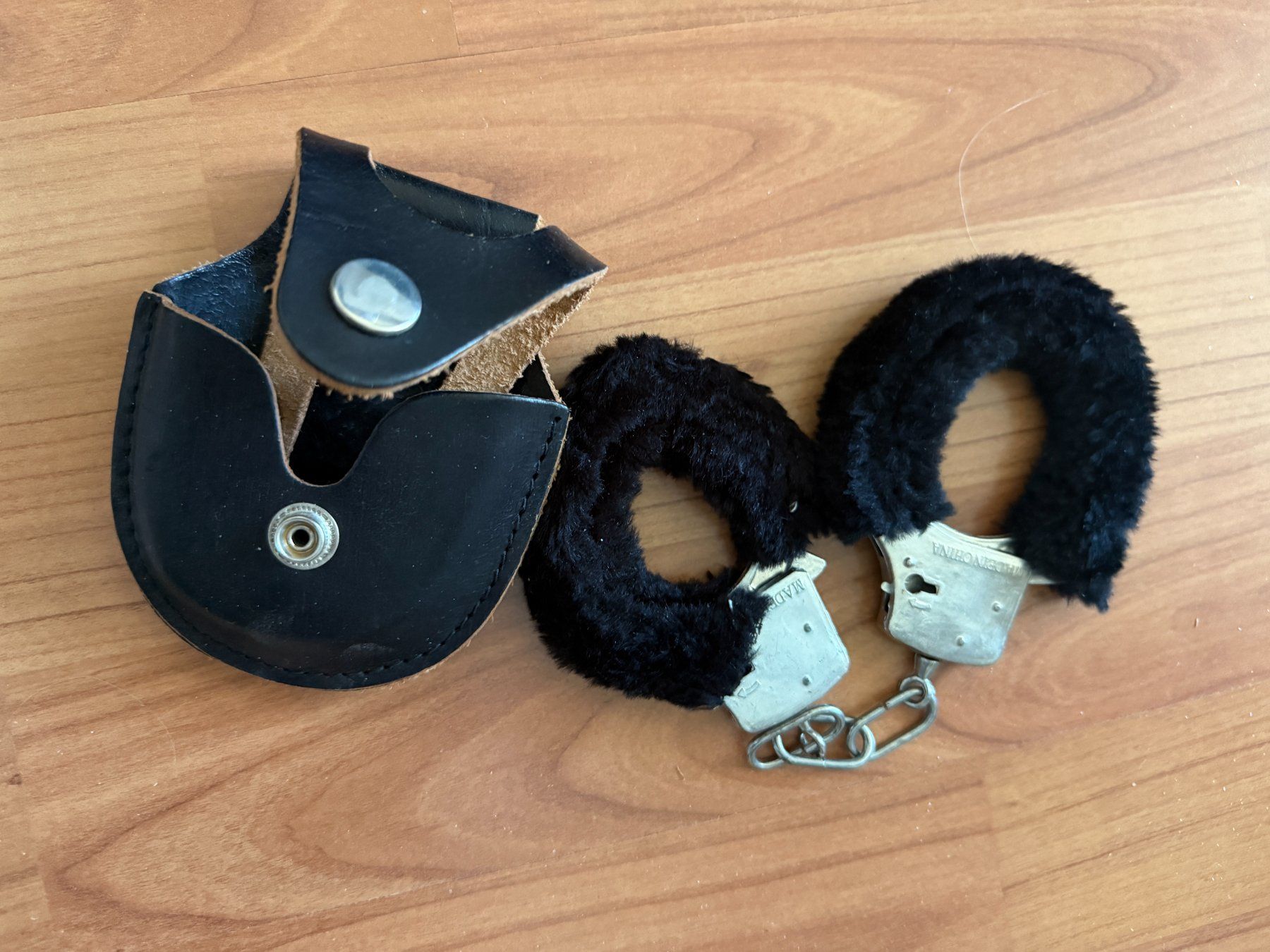 Sonstiges für Firmenanlässe & Parties: Plüschhandschellen schwarz mit Lederbeutel – Gebraucht aus Wängi von squirrelwoman 1