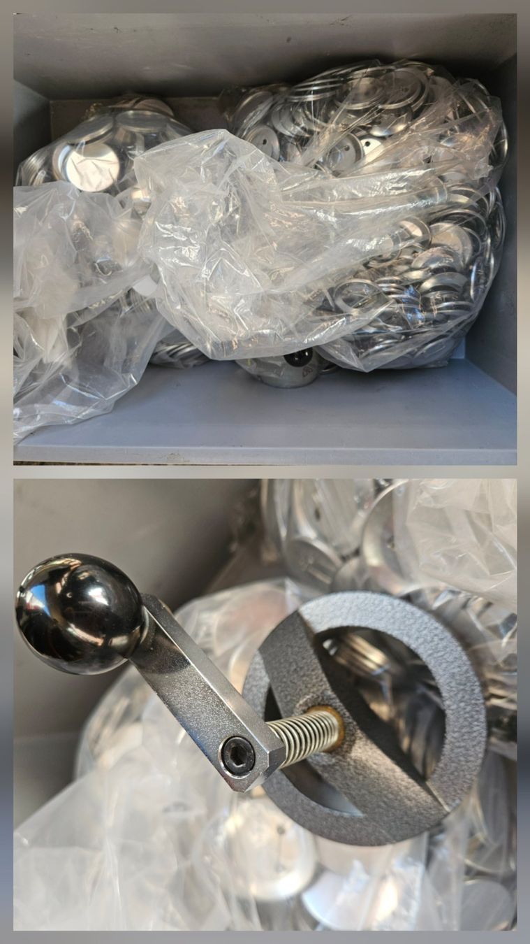 Alle Maschinen: Buttonmaschiene mit Buttons – Gebraucht aus Schwerzenbach von Julbox 8