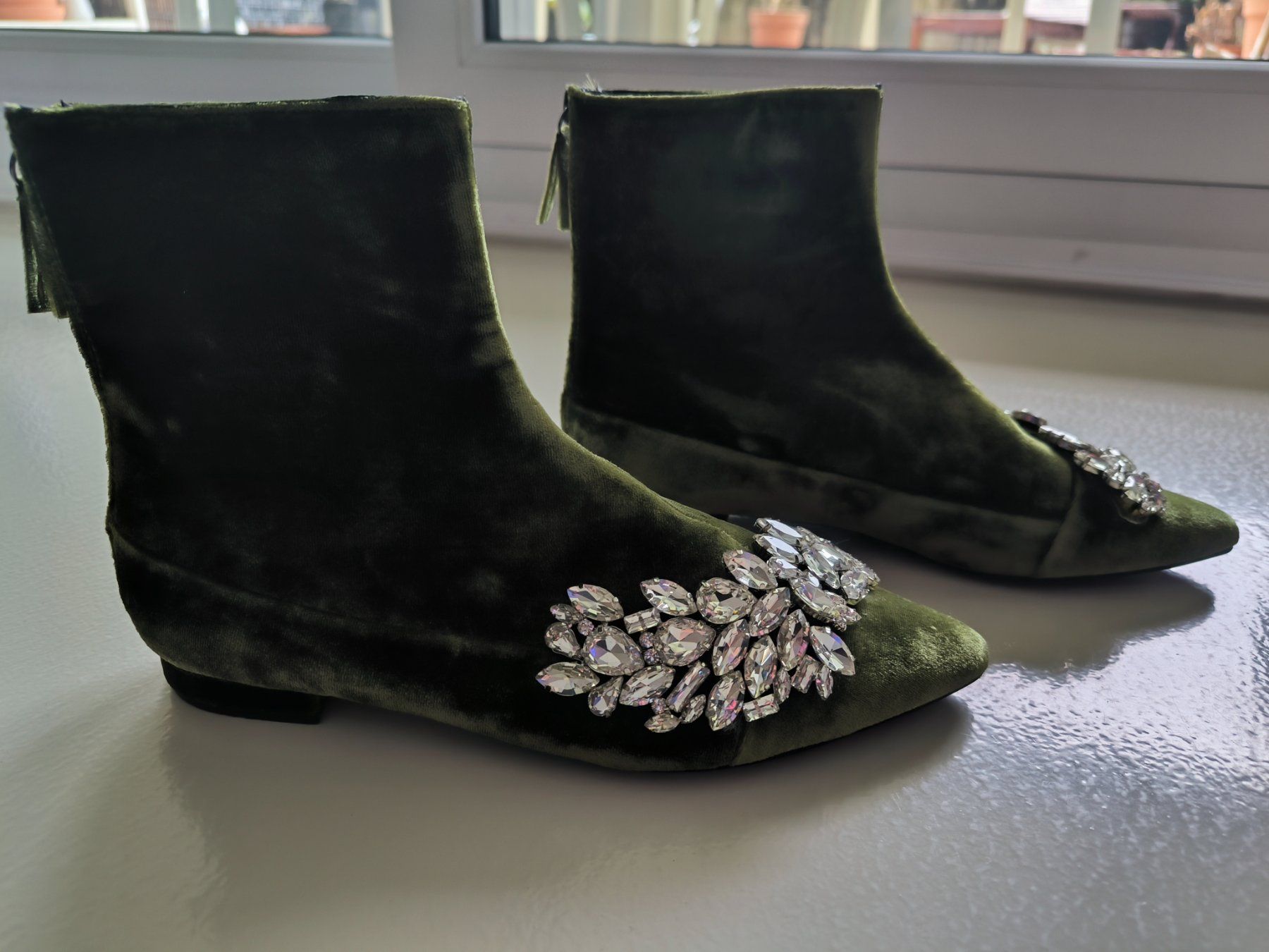 Zara Damenschuhe: Zara Samt-Ankle-Boots mit atemberaubender Steinapplikation – Gebraucht aus Wallisellen von C_DM 1