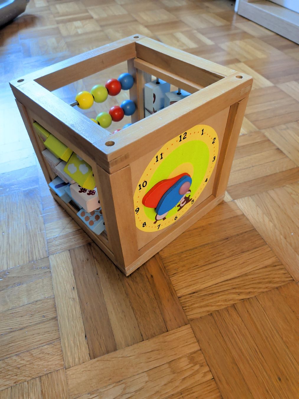 Spielzeuge: Wooden activity cube with clock, used condition, multi-color – Gebraucht aus Zürich von han_vs9p