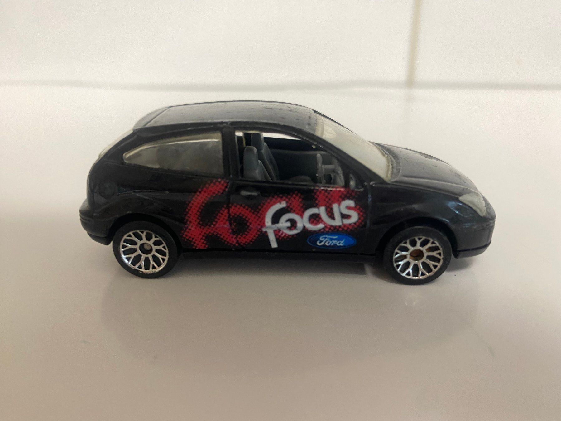 Matchbox Modellini d'auto: Matchbox Ford Focus 144 – Usato da Kerzers venduto da tisyayasuBE
