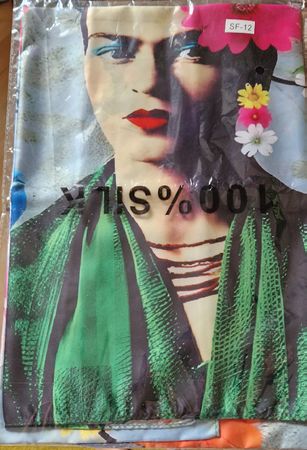 Foulard en soie Frieda Kahlo à fleurs