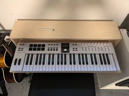 Arturia keylab esential 49 + Auflage Top Teil + Ständer