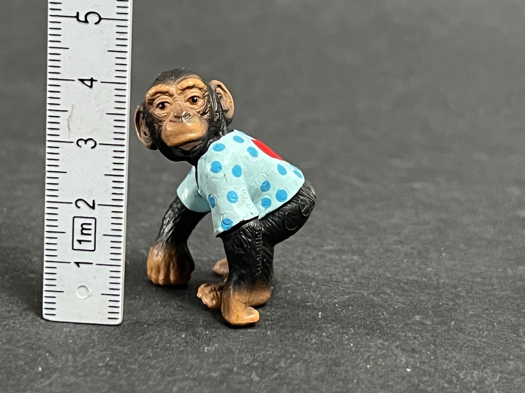 Schleich Statuette: Schleich Schimpanse Affe mit Jäckchen, 2003 Baby – Usato da Ennetbaden venduto da mapa05 1