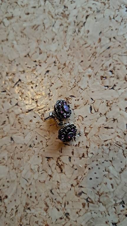 Orecchini pendenti & Orecchini a lobo: Ohrstecker Messing Gold mit violetten Steinen – Usato da Wolfwil venduto da Mim015