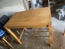 Tisch, Stühle, Sideboard aus Eichenholz