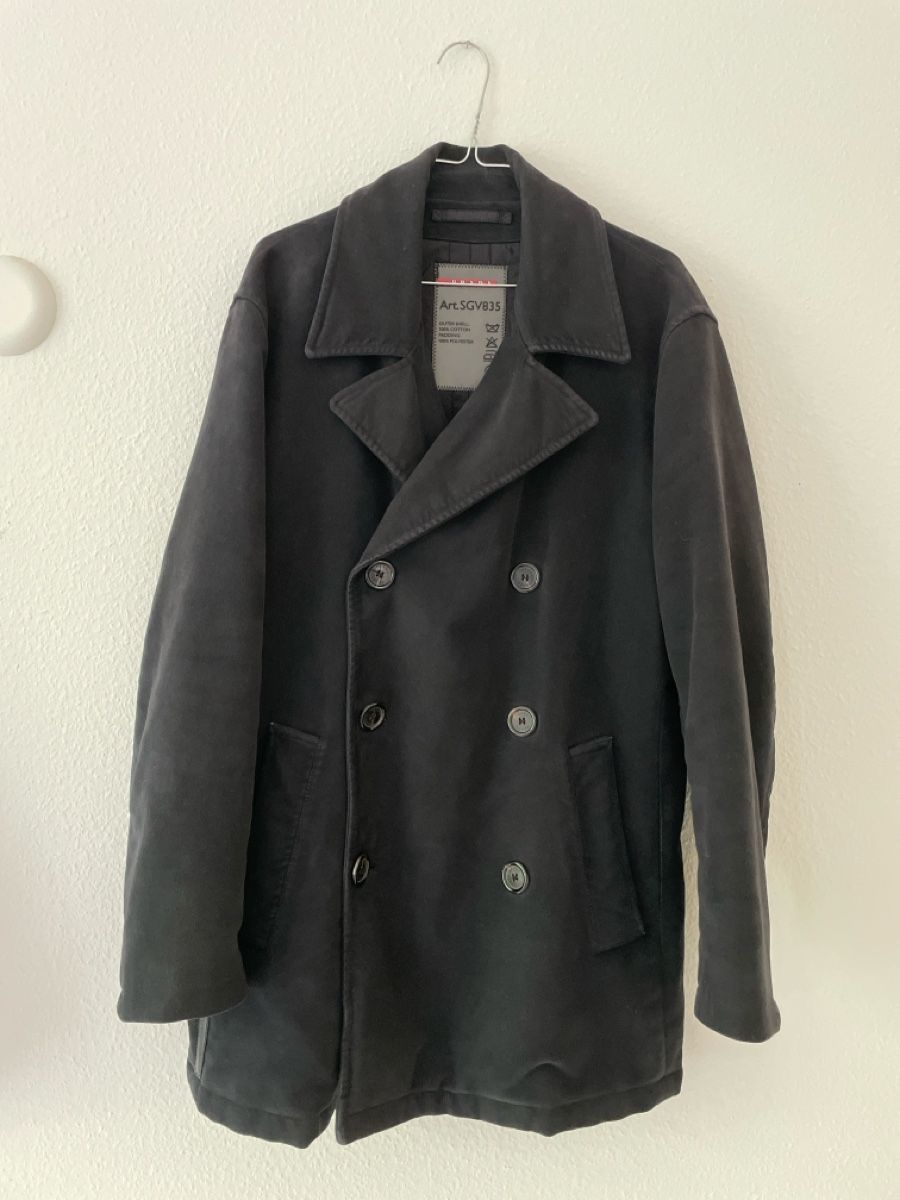 Prada Cappotti: Prada schwarzer Moleskin Mantel – Usato da Basel venduto da mattt