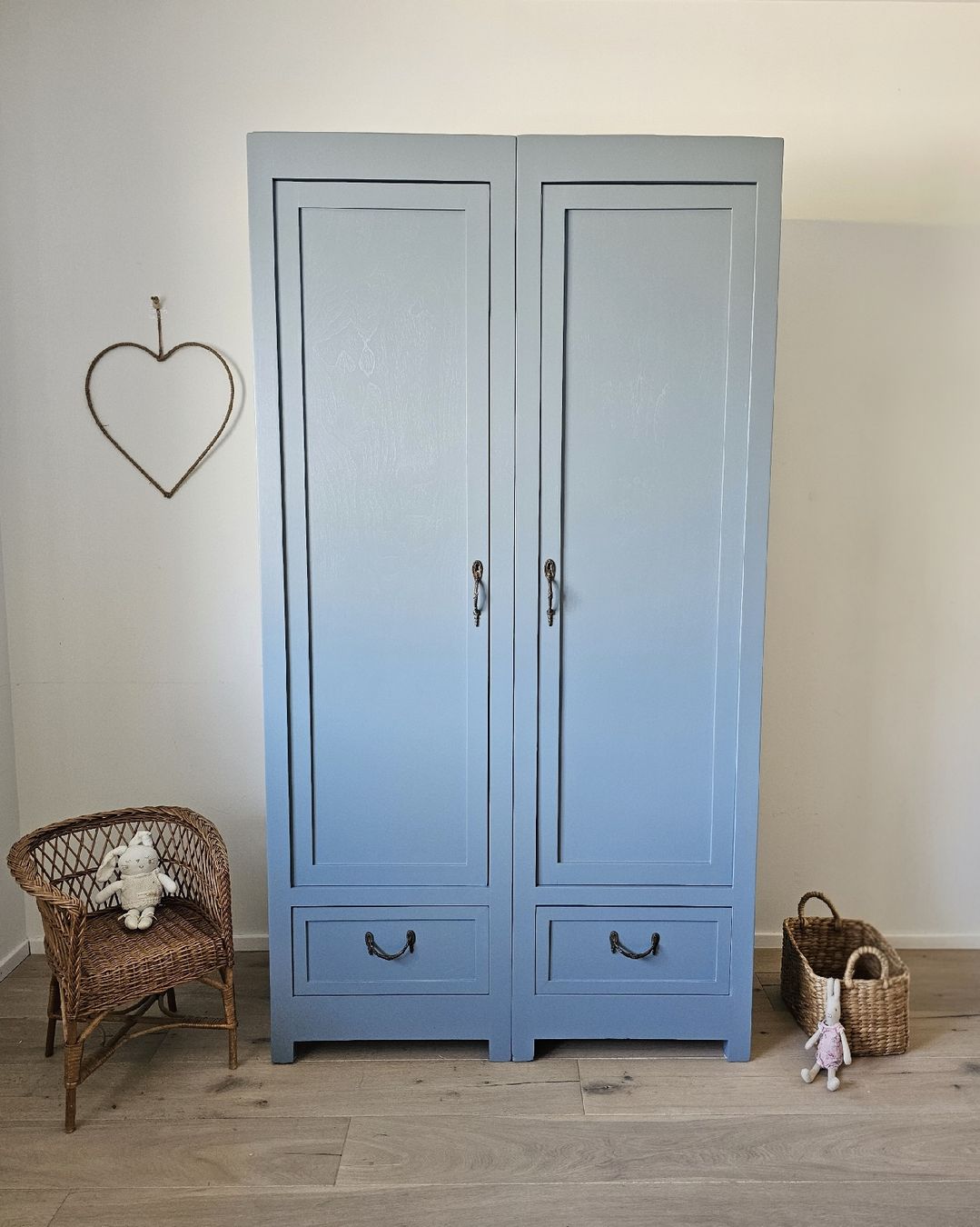 Schränke: Restaurierter Vintage Kleiderschrank  – Neu (gemäss Beschreibung) aus Genolier von kids_love_vintage