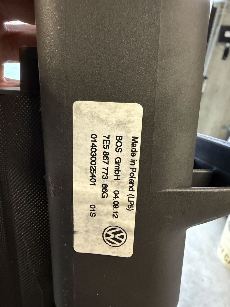 VW Toutes les pièces auto: VW Laderaumabdeckung T6 Multivan 7E5867773 86G – D'occasion à Fehraltorf par flo0606 4