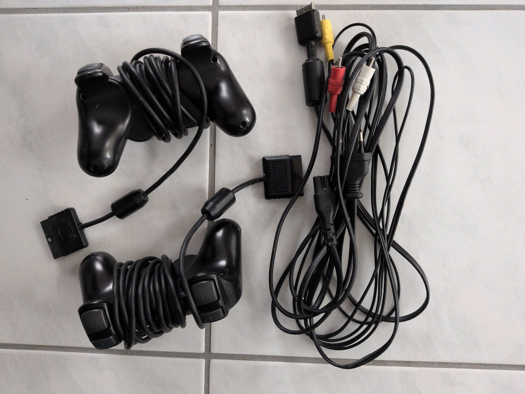 Sony Console: PS2 Spielkonsole mit zwei Controllern – Nuovo (secondo la descrizione) da Wädenswil venduto da Mamacita60 5