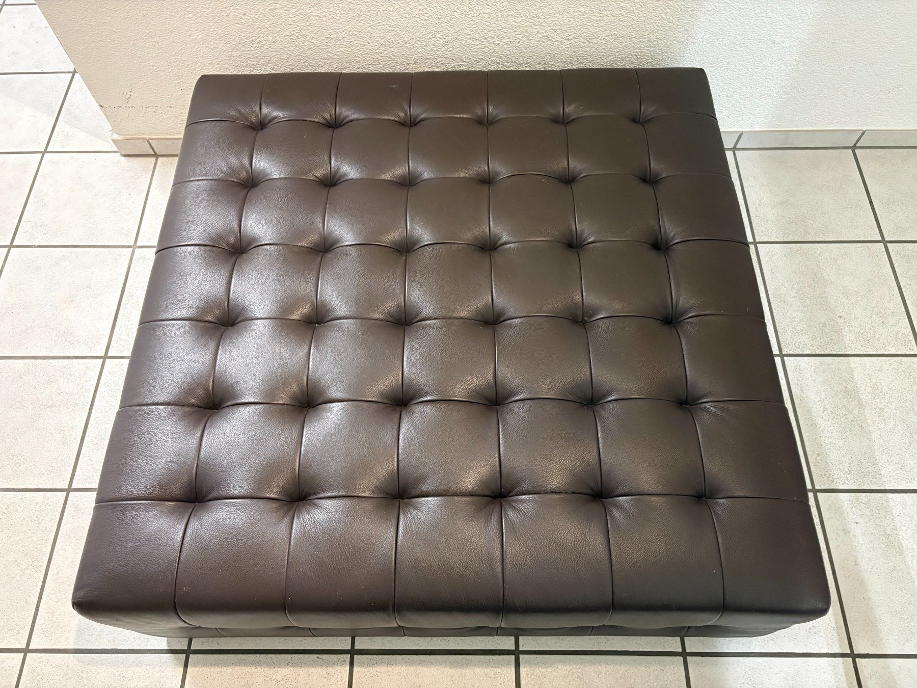 Hocker: 114cmx114cmx39cm echtes Leder Hocker Tisch Hocker gross – Gebraucht aus Ottenbach von TimelessEmotions. 1