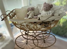 Antiker Puppenwagen Rattan weiss mit Textilien gebraucht