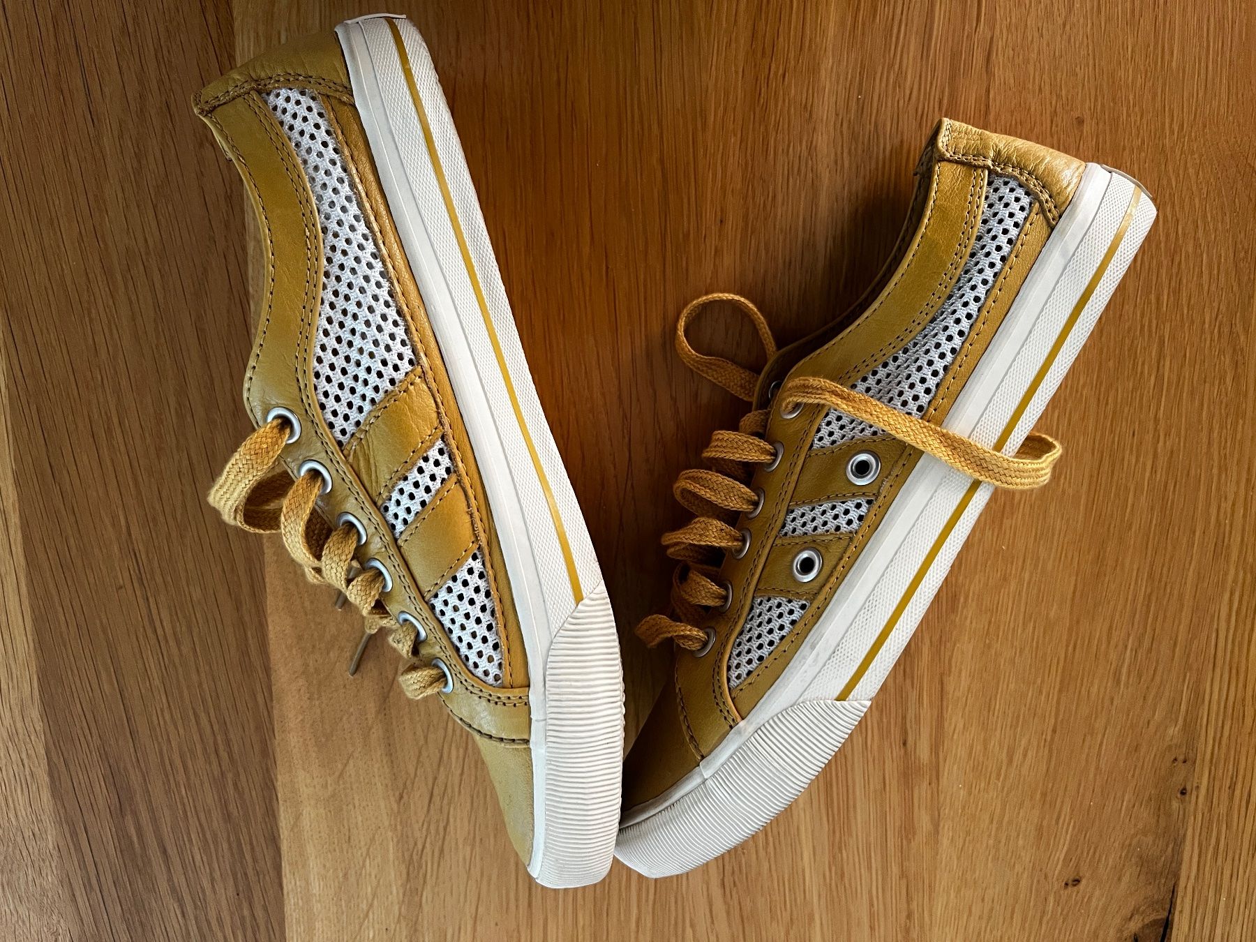 Scarpe da donna: Leder Sommersneaker ocker Gr.38 – Usato da Schoenenwerd venduto da SA69 1