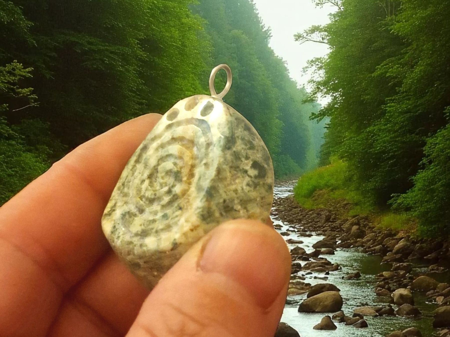 Ciondoli: Anhänger Allalin-Gabbro mit gravierter Spirale – Nuovo e nell'imballaggio originale da Aarau venduto da Schmuckhoehle_MD 5