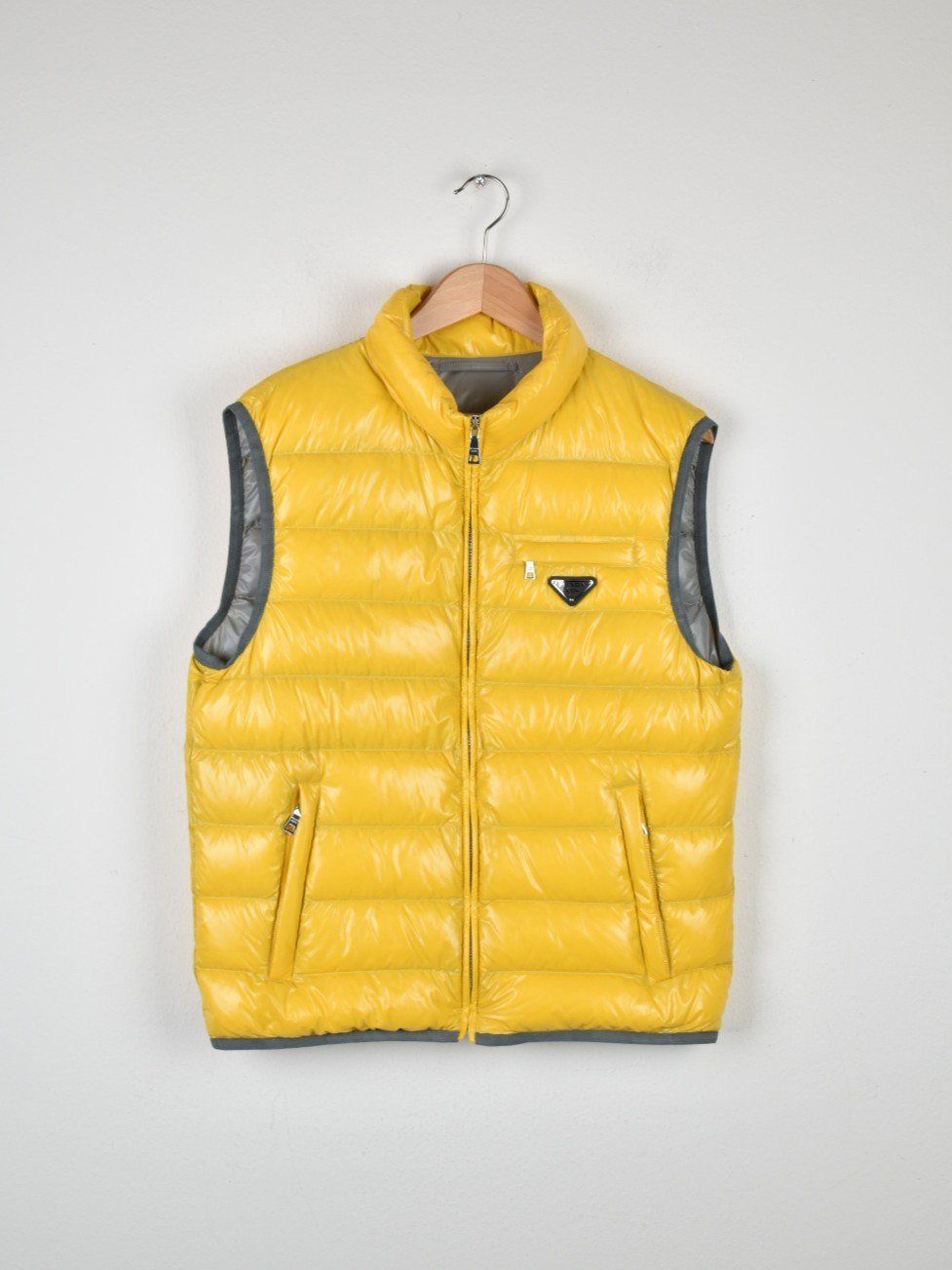 Prada Gilet & Giacche: Prada Daunengilet Gr.50, gelb/Lack Nylon – Nuovo (secondo la descrizione) da Nürensdorf venduto da 2ND_STORY