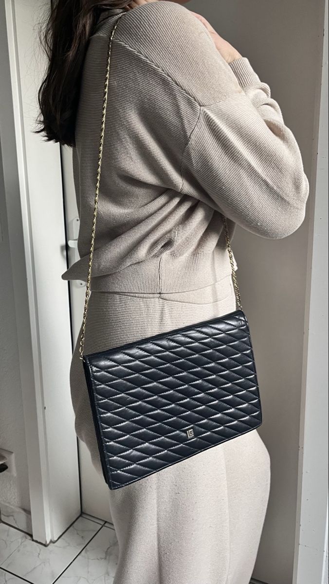 Taschen für Damen: Borsa Guy Laroche a tracolla blu trapuntata con catena – Gebraucht aus Lugano von yul_fhg2 1