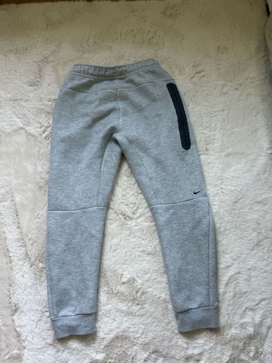 Nike Pantaloni: Pantalon nike tech – Usato da Vauffelin venduto da lia_957c 1