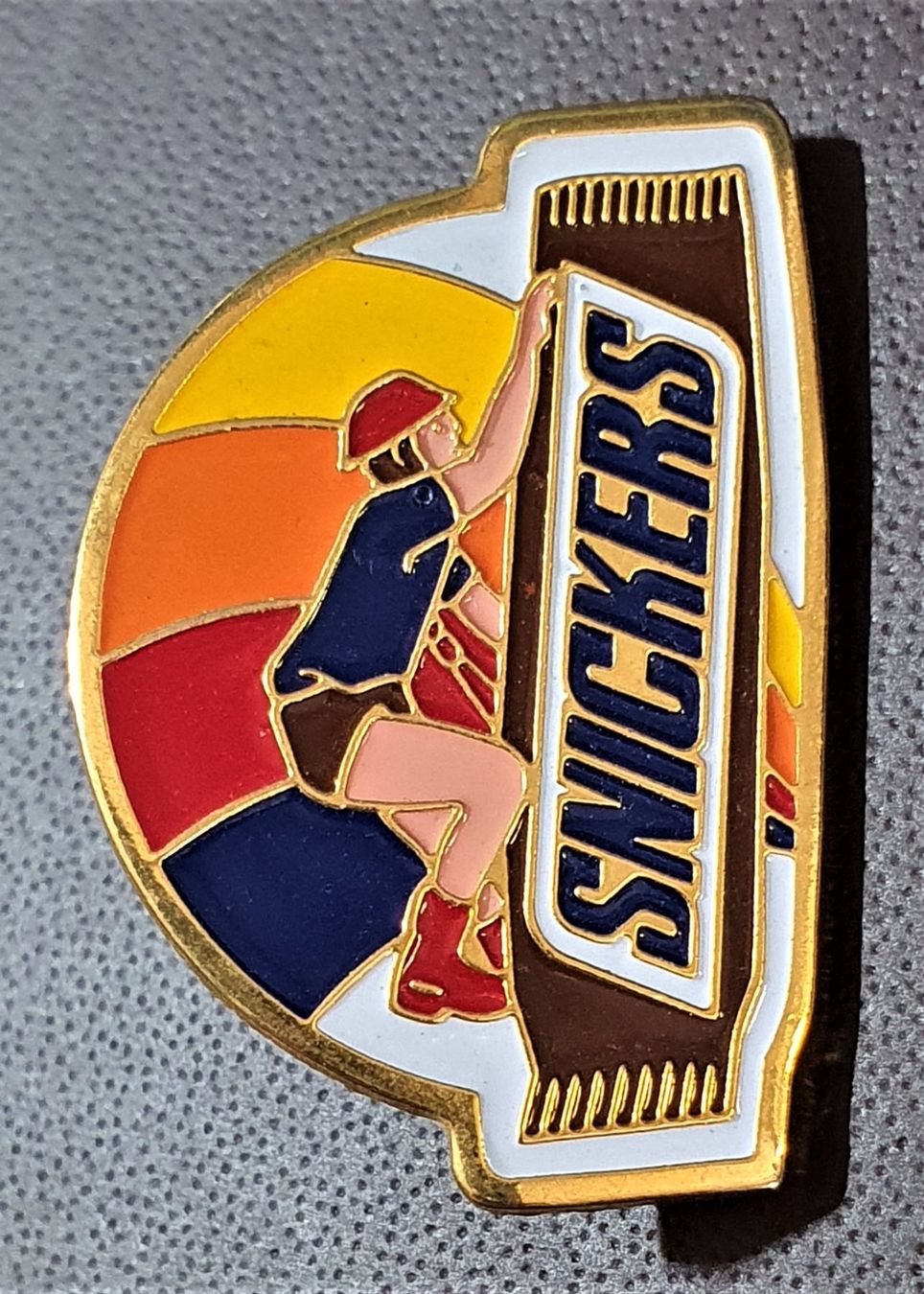 Placchette & Badge: Q278 - Pin Bergsteiger Snickers Riegel – Usato da Reinach BL venduto da Boston-Verkauf