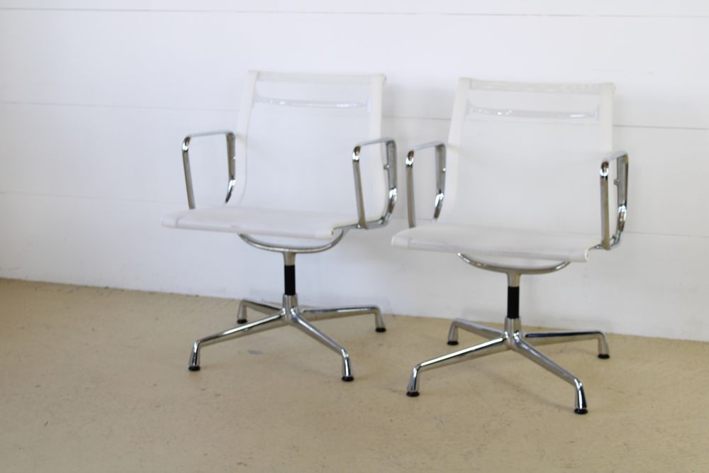 20 Vitra Eames Stühle EA 108 drehbar 6