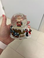 Schneekugel Weihnachtsmann Haus mit Tannenbaum guter Zustand