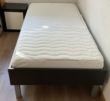 Bett inkl. Lattenrost, Matratze und Nachttisch