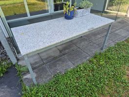 Gartentisch mit Granitplatte