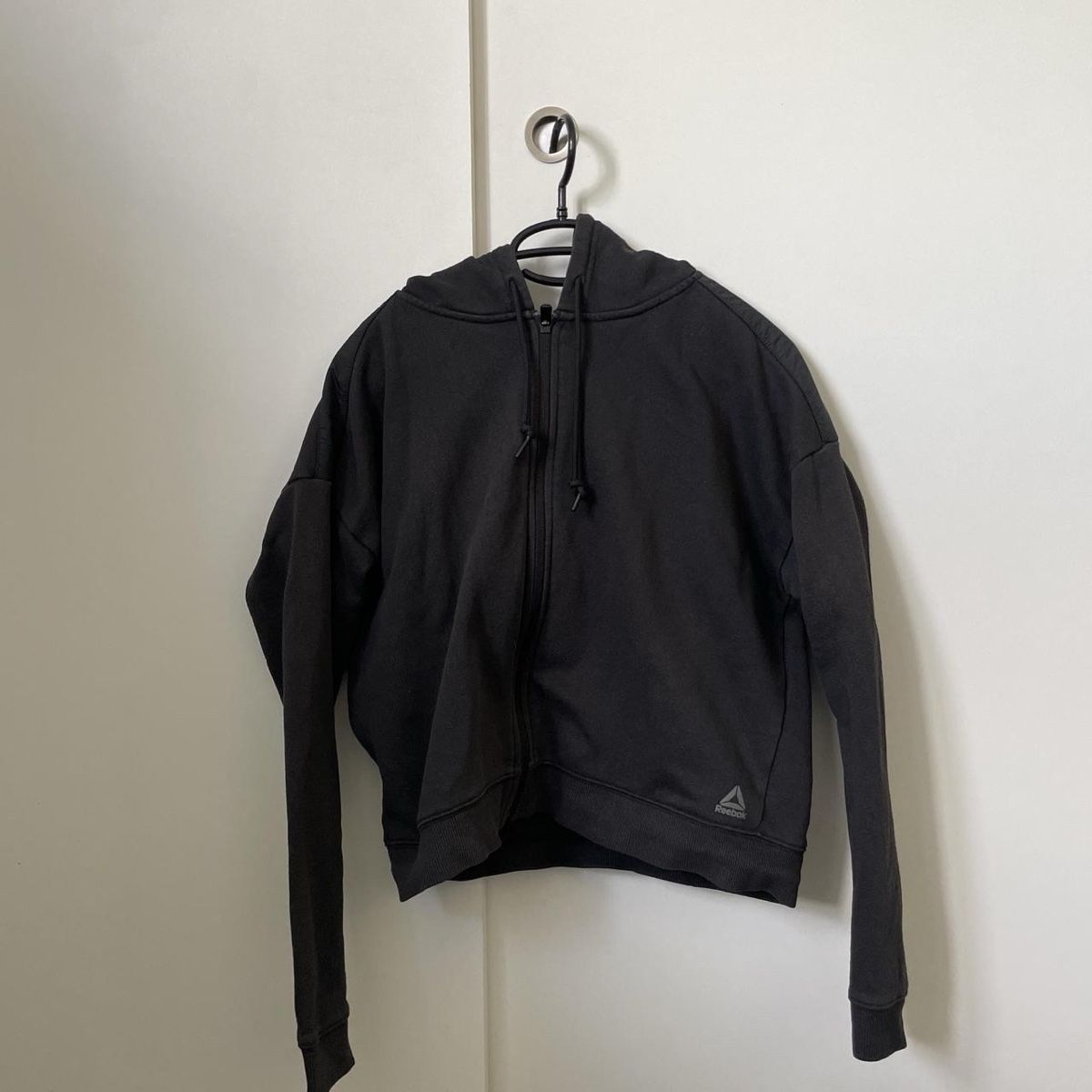 Reebok Giacche: Reebok veste zippée à capuche noir taille M – Usato da Cressier NE venduto da leiestla