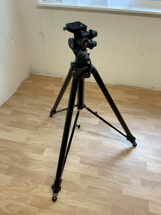 Manfrotto Treppiedi & Teste: Manfrotto 058B Stativ + Stativkopf 410 Neigekopf + Tasche – Usato da Malters venduto da phi_f69q
