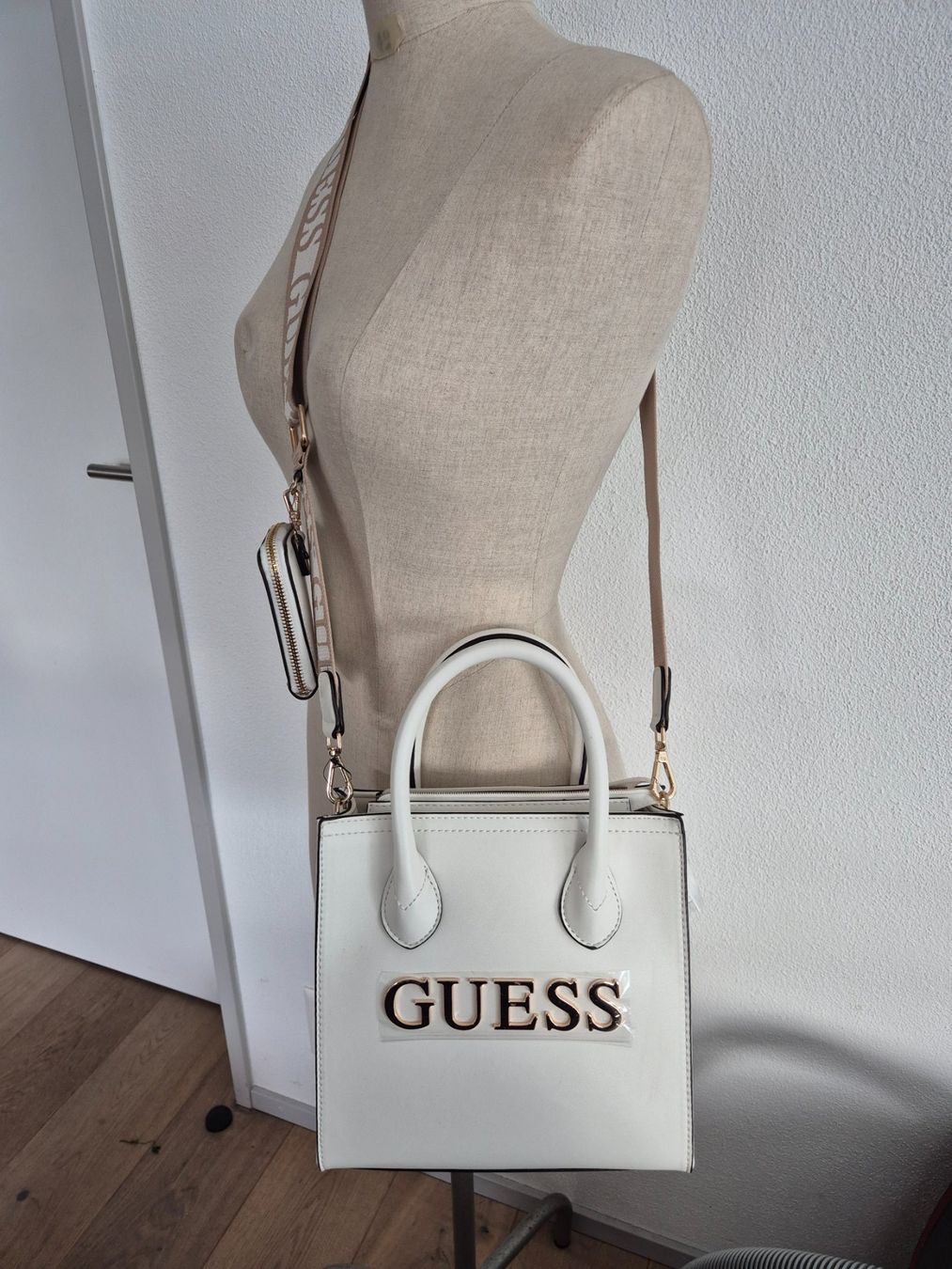 Guess Borse da donna: Neue, originale Guess Tasche Caracara in cremé – Nuovo e nell'imballaggio originale da Hägendorf venduto da Saskia0 1