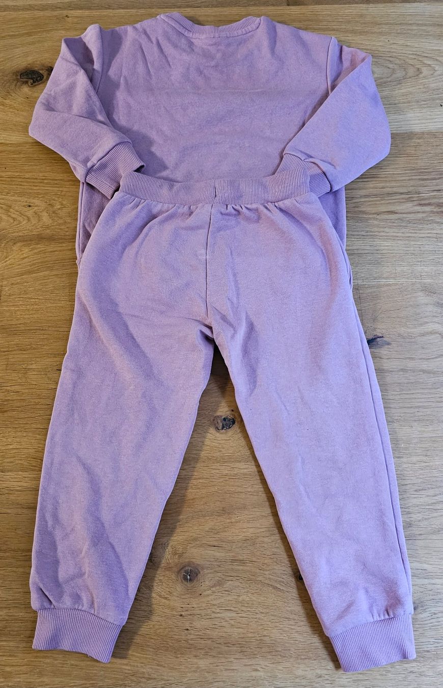 Completi: Kinder Sweatset rosa Gr. 98 / 104 Pullover & Hose – Usato da Basel venduto da Sinibini86 1