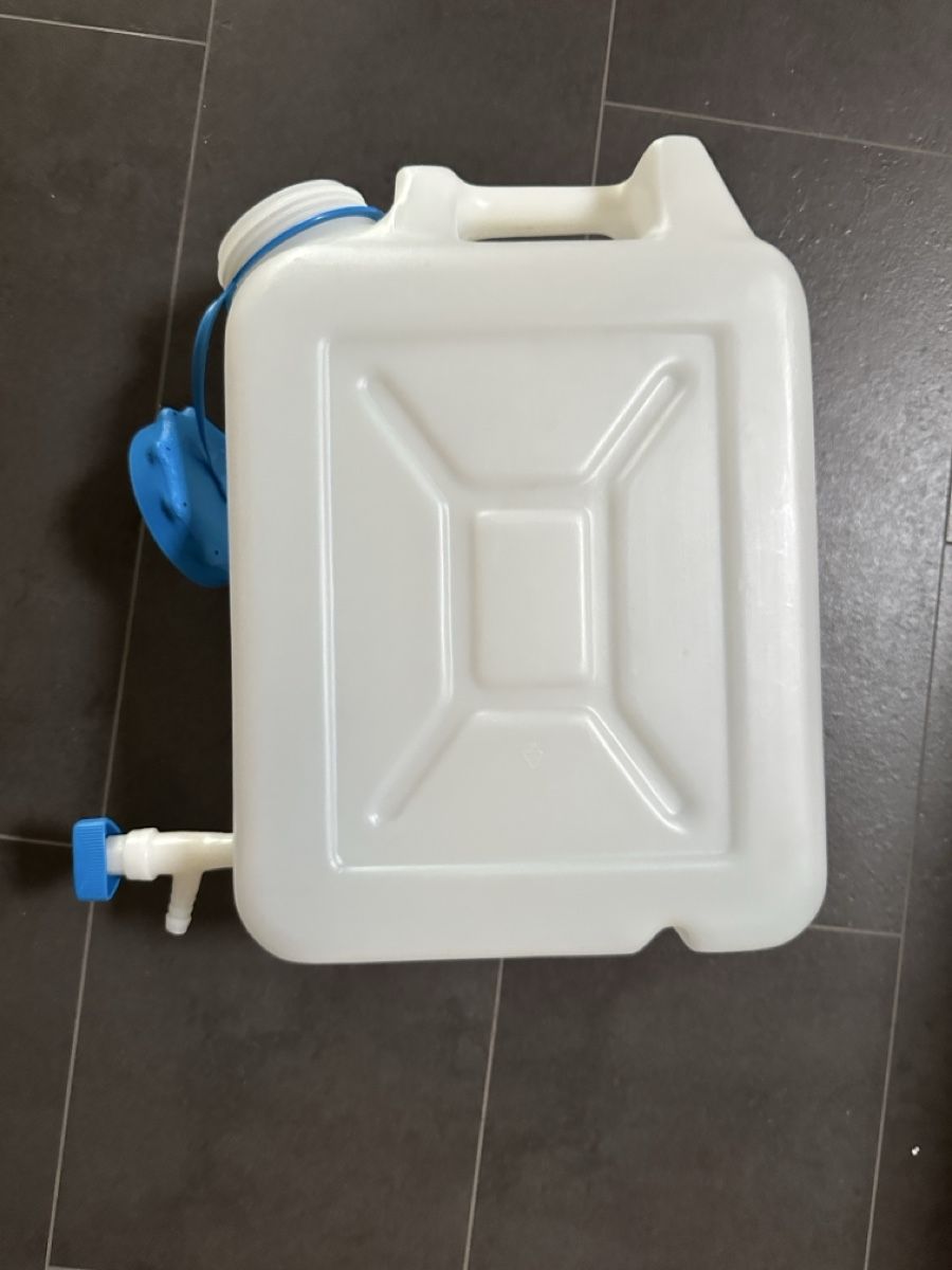 Accessori per altri veicoli: Wasserkanister mit Hahn 20 Liter – Usato da Thunstetten venduto da noobody