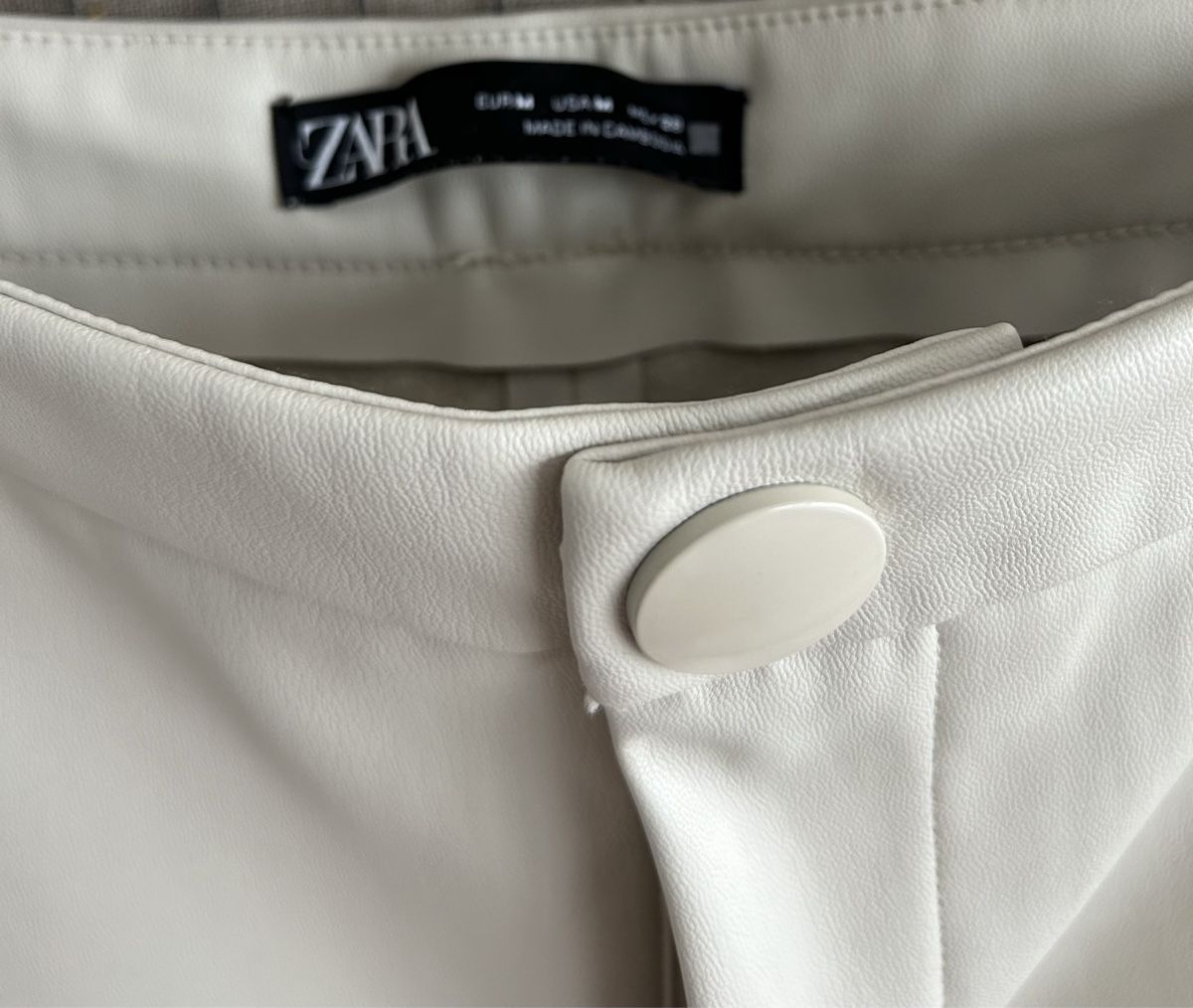 Zara Pantaloni: Pantalon similicuir Zara M – Usato da Vouvry venduto da tintin2308 2